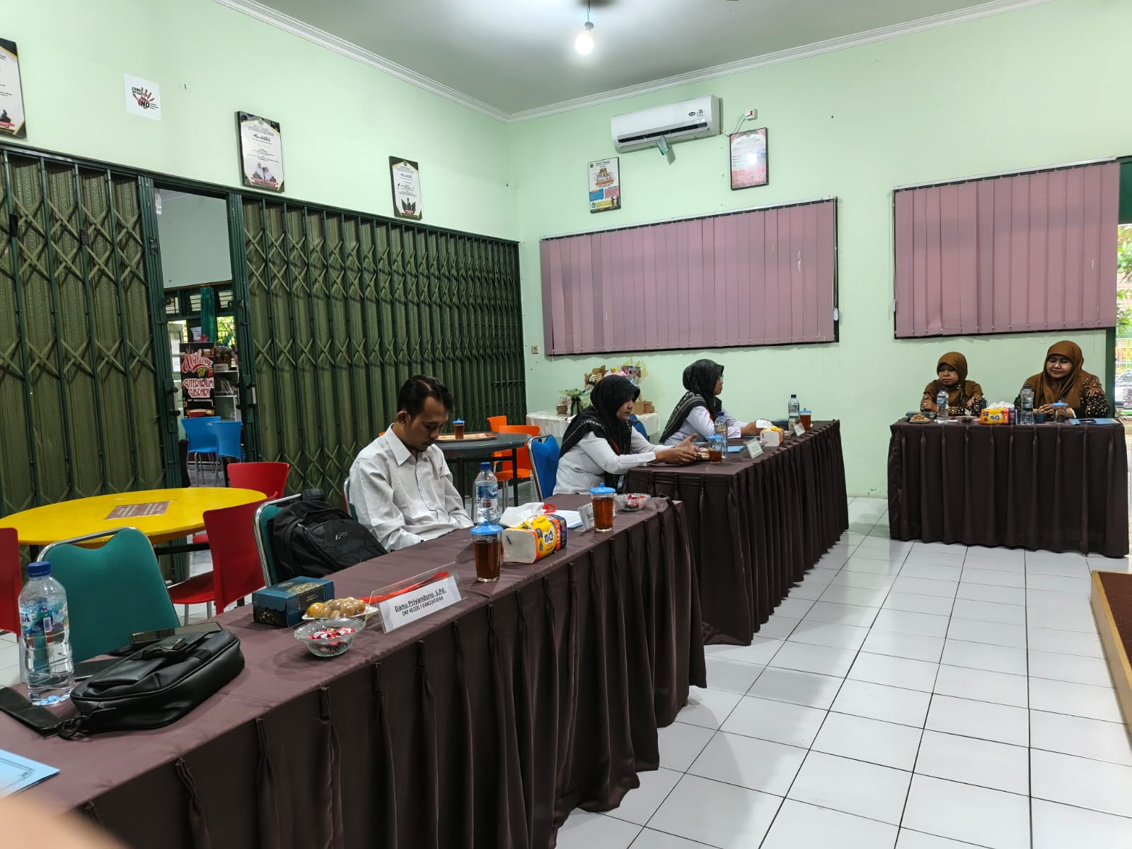 Kawal SOP Ujian, Kepala MTsN 9 Bantul Pimpin Briefing Pengawas Ruang Sebelum TKAD